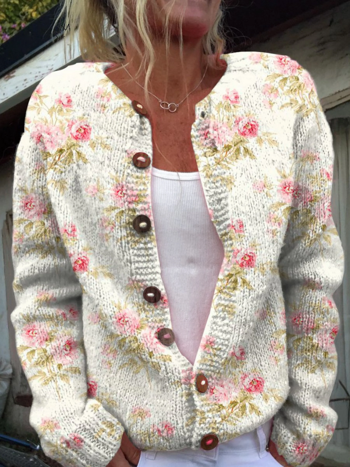 Strickjacke mit Blumen- und Blattdruck und Knöpfen