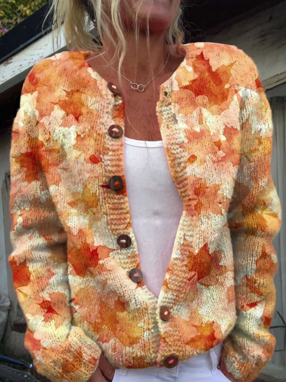 Strickjacke mit Ahornblatt-Muster und Knöpfen