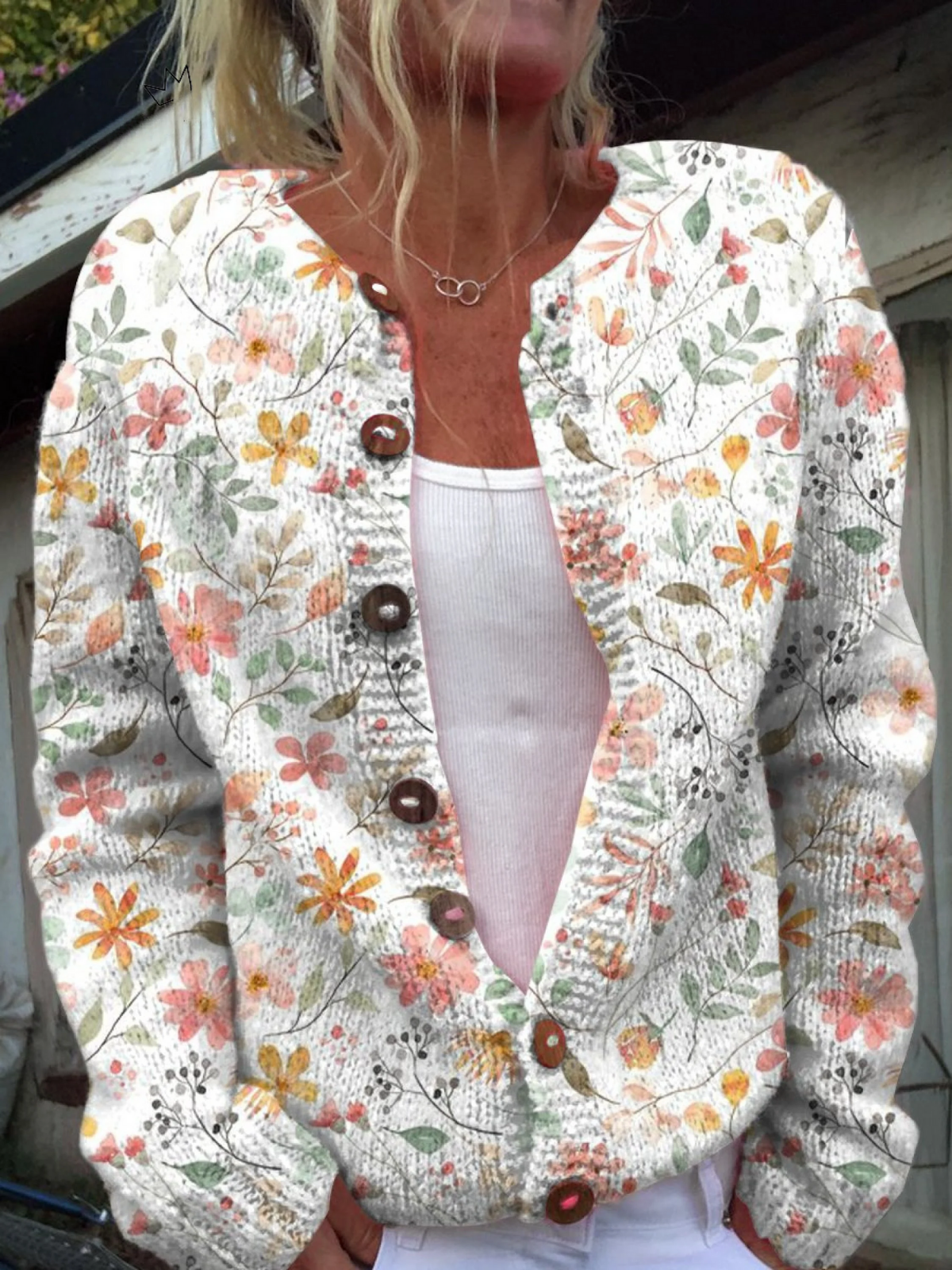 Strickjacke mit frischem Blumenmuster und Knöpfen