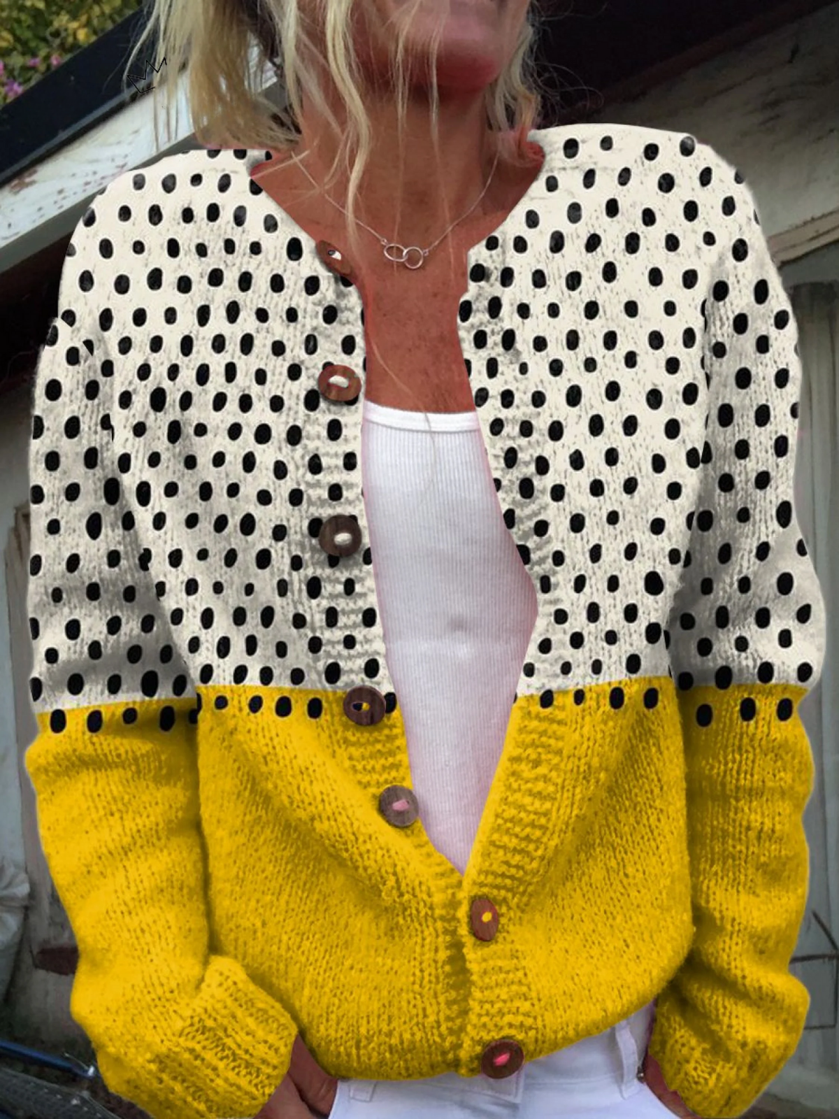 Gelber Pullover mit Knöpfen und Muster
