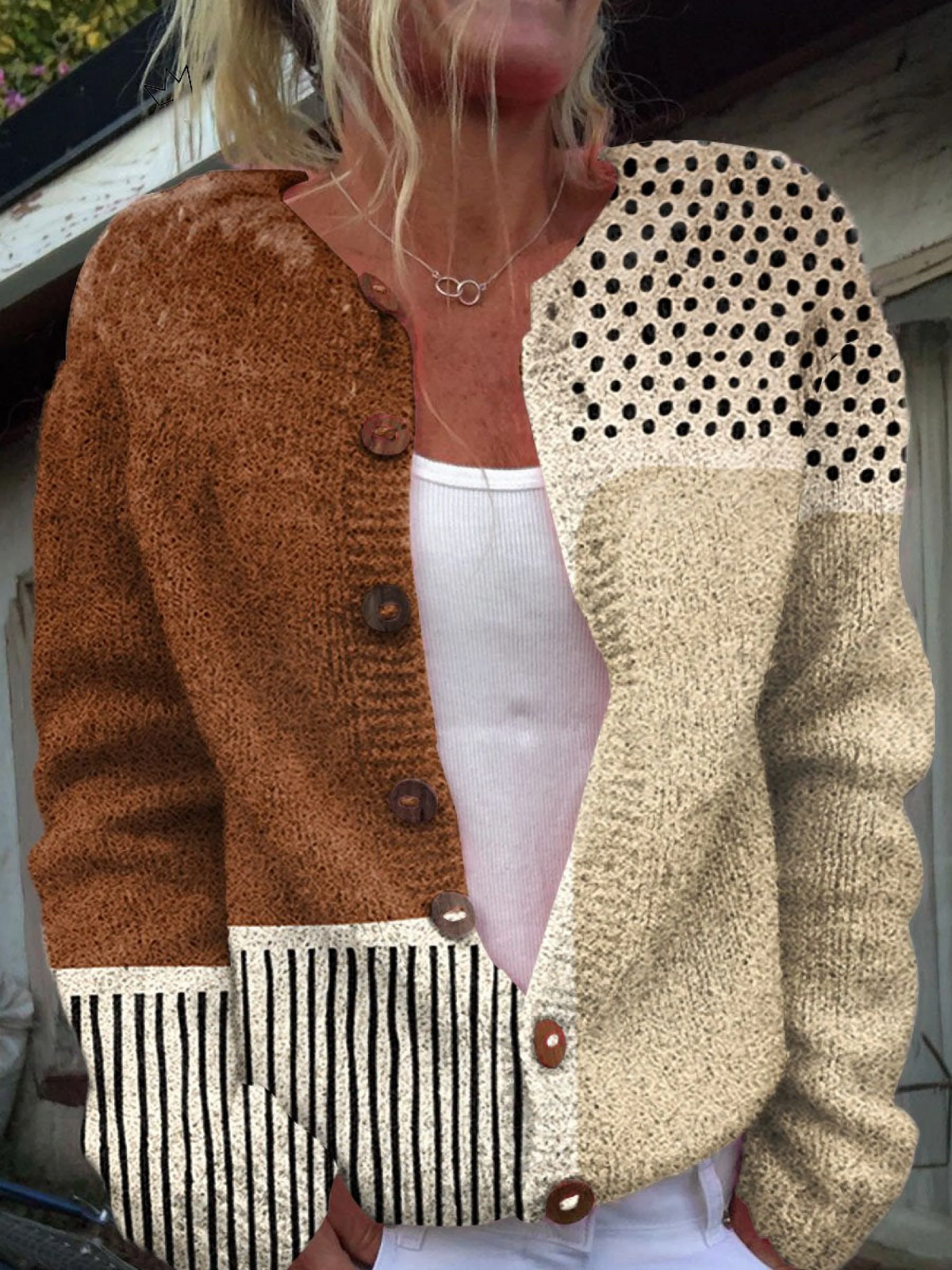Minimalistische Strickjacke mit abstraktem Muster und Knöpfen