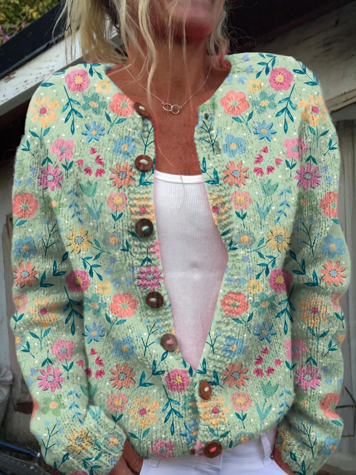 Blumige Strickjacke mit Knöpfen