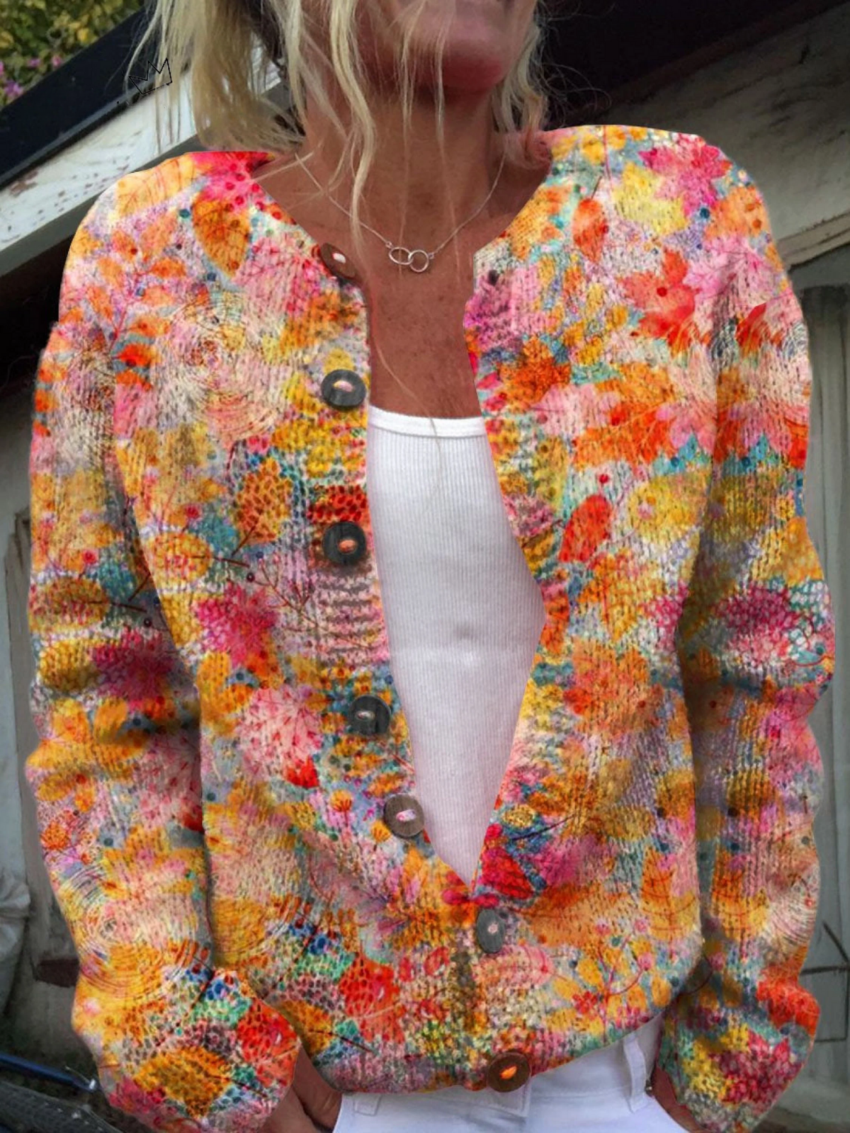 Bequeme Strickjacke mit Blumenmuster und Knöpfen