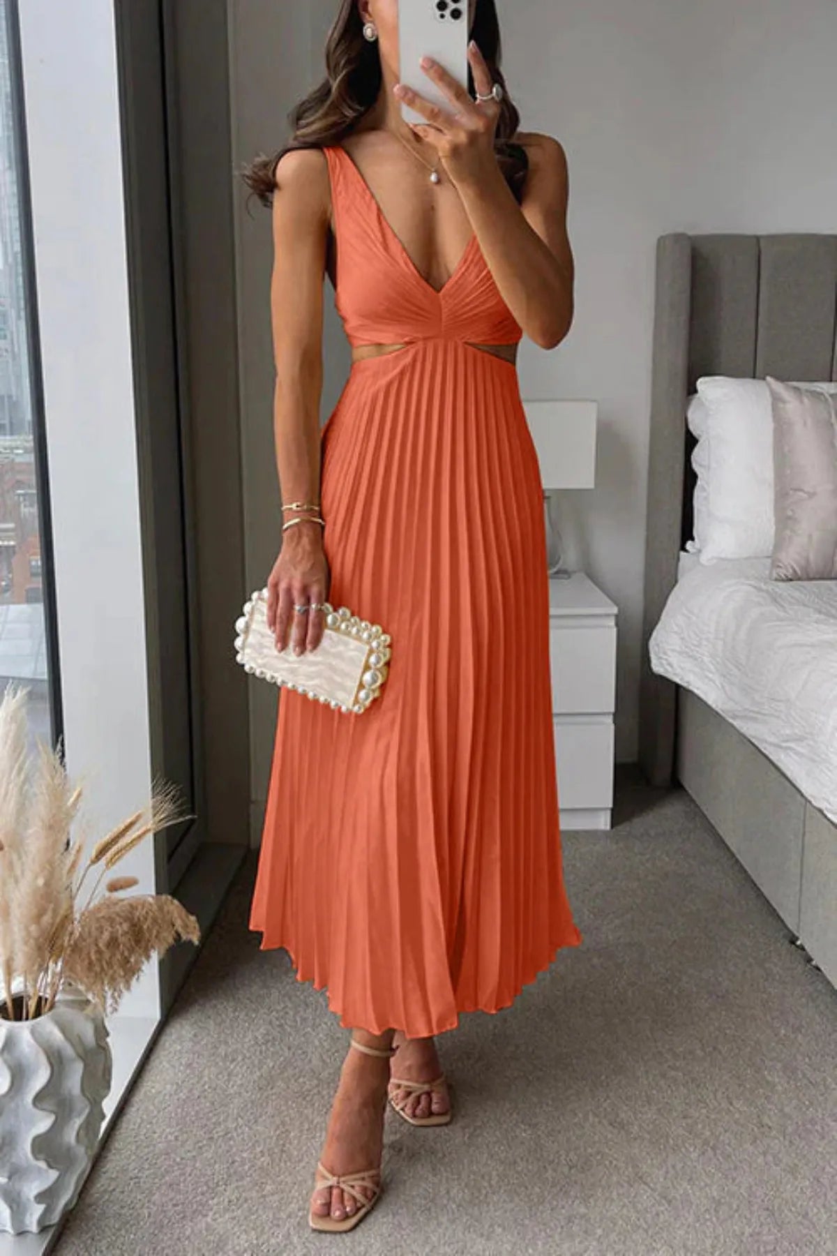Plissiertes Midi-Kleid mit klar definierter Taille