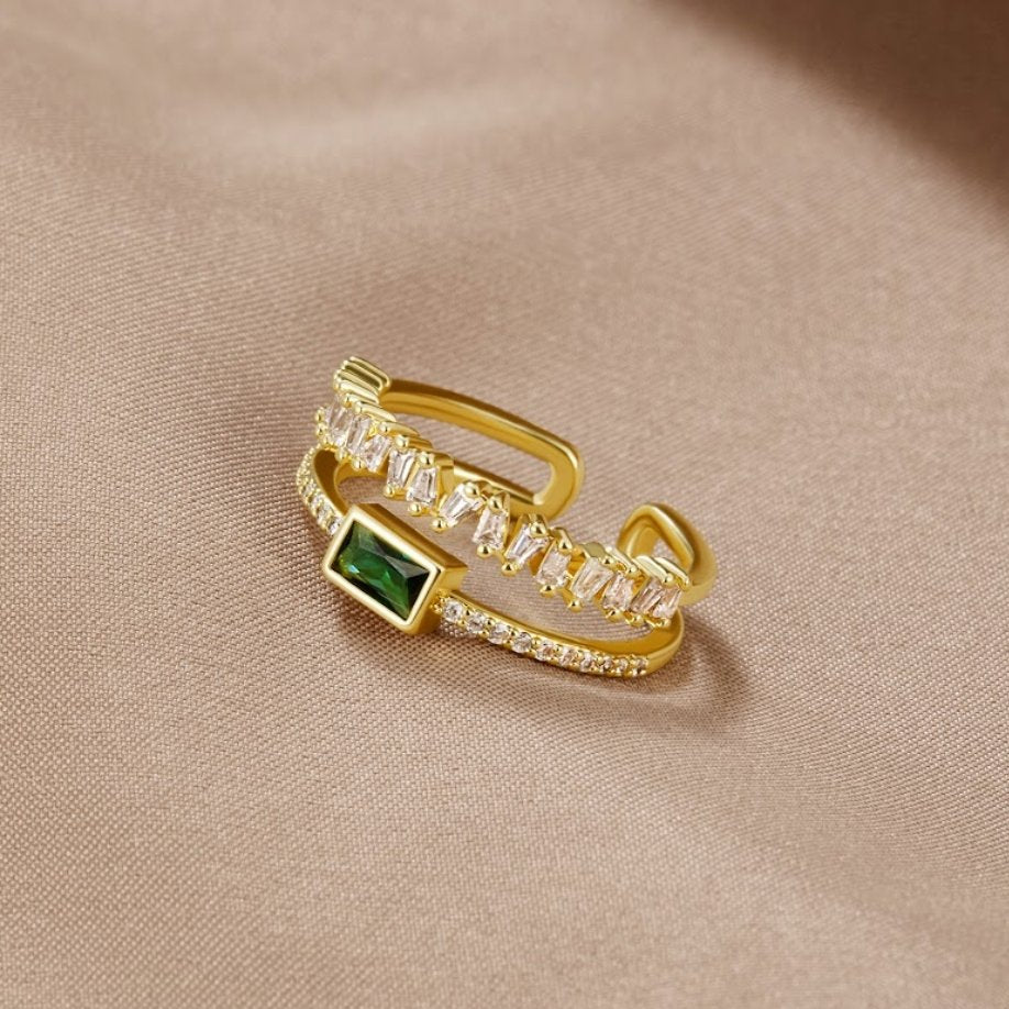 Sabine – Goldenes Ring mit smaragdgrünen Details.